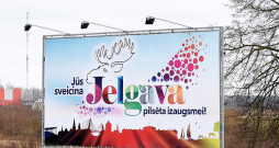 "Pilsēta izaugsmei" ir Jelgavas sauklis, tomēr pašvaldības vadība saņem arī kritiku, tā esot "kā vecs pulkstenis, kas vēl tikšķ, bet vairs nerāda pareizu laiku" un neveicinot attīstību.
