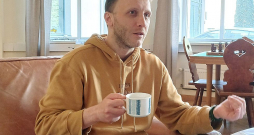 Deniss Kamaljagins dzimis 1985. gadā Ukrainā, Makejevkā. Sešu gadu vecumā pārcēlies uz Krieviju, uz Sahalīnu, vēlāk Jaroslavļu, bet skolas gaitas sācis Kostromas apgabalā. Par pleskavieti kļuvis 15 gadu vecumā, tur mācījies Pleskavas Politehniskajā institūtā Ekonomikas fakultātē.