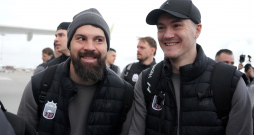 Latvijas hokeja izlases spēlētāji Kaspars Daugaviņš (no kreisās) un Kristaps Roberts Zīle Rīgas lidostā pirms došanās uz 2025. gada pasaules hokeja čempionātu Stokholmā.