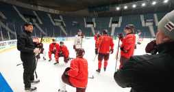 Latvijas hokeja izlases galvenā trenera asistents Raimonds Vilkoits treniņā ''Hovet'' arēnā pirms 2025. gada pasaules hokeja čempionāta Stokholmā.