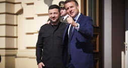 Emanuels Makrons un Volodimirs Zelenskis.