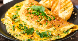 Omlete ar skābenēm, spinātiem un sieru.