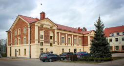 Zaļenieku kultūras nams piedzīvojis vērienīgu pārbūvi. Projekta kopējās izmaksas, ieskaitot projektēšanu, būvniecību, autoruzraudzību un būvuzraudzību, bijušas 2 714 239,39 eiro, ieskaitot PVN.