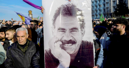 Kurdu demonstranti februārī Turcijas pilsētā Dijarbakirā ar plakātu, kurā attēlots Kurdistānas Strādnieku partijas dibinātājs Abdulla Edžalans.
