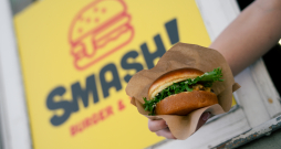 Valodnieki vienojas "smašburgerus" saukt par plānburgeriem vai plāngaļas burgeriem.