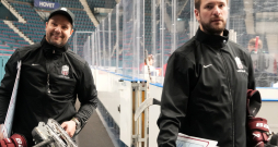 Latvijas hokeja izlases trenera asistenti Raimonds Vikoits un Lauris Dārziņš. 
