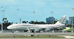 Kataras karaliskās ģimenes lidmašīna "Boeing 747-8" Floridā šā gada februārī.