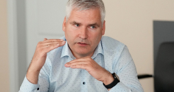AS "Rīgas siltums" valdes priekšsēdētājs Ilvars Pētersons: "Nav videi un iedzīvotājiem draudzīgāka risinājuma, kā efektīvi izmantot jau saražoto siltumenerģiju. Tomēr līdzšinējais tarifa aprēķina modelis termoelektrocentrāļu saražotai siltumenerģijai ir novecojis. Ļoti ceram, ka "Latvenergo" un Sabiedrisko pakalpojumu regulēšanas komisija atradīs mūsdienu vides un drošības prioritātēm atbilstošāku tarifa aprēķina modeli."