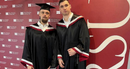 Krišs Grundmanis (no labās) un Roberts Jekimovs – plecu pie pleca bija bērnībā hokeja laukumā un abi arī sekmīgi absolvēja fizioterapijas studijas RSU Latvijas Sporta pedagoģijas akadēmijā.