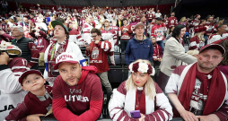 Latvijas hokeja fani pasaules čempionāta spēlē starp Latvijas un Slovēnijas valstsvienībām "Avicii" arēnā Stokholmā.