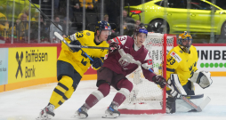 Latvijas hokeja izlases spēlētājs Anrī Ravinskis (nr.43) pasaules hokeja čempionāta spēlē starp Latvijas un Zviedrijas valstsvienībām ''Avicii'' arēnā.