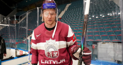 Latvijas hokeja valstsvienības spēlētājs Rodrigo Ābols pirms oficiālās fotografēšanās pasaules hokeja čempionātā ''Hovet'' arēnā.