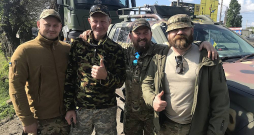 Šiem nacionālās gvardes karavīriem kārtējā četrus mēnešus ilgusī atrašanās frontē beigusies, viņi dodas atvaļinājumā uz mājām.
