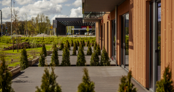 Nekustamā īpašuma attīstītāja "Kaamos" daudzdzīvokļu nams, deviņstāvu ēka Mežaparkā, Mežezera ielā 8.