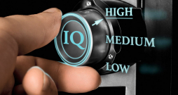 Vidējais statistiskais IQ atbilst 100 ballēm. Rādītājs, kas augstāks par 130 ballēm, liecinot par ļoti labām prāta spējām, virs 140 – par izcilām, bet zemāks par 70 apliecinot to, ka konkrētajai personai ir izteikta prāta atpalicība.