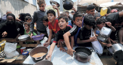 Palestīnieši pārtikas sadales punktā Gazas joslā.