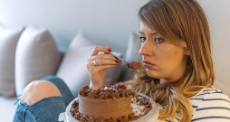 Ēdot saldumus, izdalās laimes hormons serotonīns un noskaņojums uzlabojas.