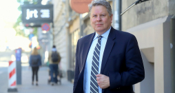Pēteris Blumbergs: "Diemžēl cauri laikiem un paaudzēm ieguvumi latvietībai vairs nav primārā lieta, kas nosaka, par ko balsos trimdas latvieši. Tā varētu būt trešajā vietā. Pirmajās vietās ir zemāki nodokļi, konservatīvāka pieeja sociālajiem jautājumiem."