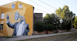Liepāja ir kļuvusi par Eiropas Kultūras galvaspilsētu 2027. gadā, kas stiprina domes vadības vēlmi iezīmēt pilsētas vietu Eiropā. Attēlā – sienas gleznojums "Skaņu vīrs" Liepājā.