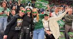 "Uzmini nu! SPB" komandas meitenes izbauda "Celtics" spēli.