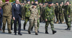 Zviedrijas karalis Kārlis XVI Gustavs (no labās) Ādažu militārajā bāzē tiekas ar zviedru bataljona karavīriem.