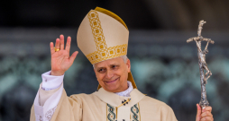 Amerikāņu garīdznieks Roberts Prevosts ir ievēlēts par 267. pāvestu katoļu
baznīcas vēsturē. Viņš ir pieņēmis vārdu Leons XIV. Prevosts ir pirmais ASV dzimušais pāvests, bet viņš ilgus gadus strādājis arī Dienvidamerikas valstī Peru.