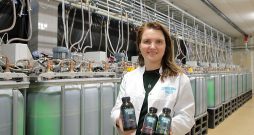 "Apvienoto Nāciju Organizācija un Nacionālā aeronautikas un kosmosa aģentūra spirulīnu ir atzinusi par pasaulē vērtīgāko produktu un nākotnes pārtiku, jo tā ir ļoti veselīga, nepieciešamā dienas deva ir tikai septiņi grami, tā nav alerģiska, un audzēšana prasa ļoti maz resursu," saka uzņēmuma "Spirulina Nord" līdzdibinātāja, ķīmijas tehnoloģe un materiālzinātnes doktore Agnese Stunda-Zujeva.