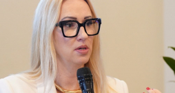 Tieslietu ministrijas parlamentārā sekretāre Lauma Paegļkalna ("JV").