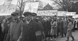 Rīdzinieki 1945. gada 9. maijā organizēti dodas uz centrālo mītiņu Rīgā. Kinožurnālā “Padomju Latvija" diktora teksts: “Ļaudis līksmos gājienos devās uz Esplanādi.”