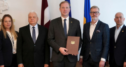Patērētāju tiesību aizsardzības centra direktore Zaiga Liepiņa, Latvijas Piensaimnieku Centrālās savienības valdes priekšsēdētājs Jānis Šolks, ekonomikas ministrs Viktors Valainis, Latvijas Tirdzniecības un rūpniecības kameras valdes priekšsēdētājs Jānis Endziņš un biedrības "Zemnieku saeima" valdes priekšsēdētājs Juris Lazdiņš piedalās preses konferencē, kurā paraksta memorandu par pārtikas cenu samazināšanu.