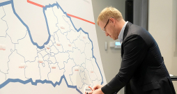 Daugavpils mērs Andrejs Elksniņš uzskata, ka viņa valdīšanas laikā pilsētā beidzot iestājusies politiskā stabilitāte, kamēr konkurenti norāda, ka viņa vadības stilā pēdējā laikā esot vērojamas "totalitārisma pazīmes".