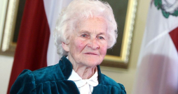 Aktrise Elvīra Baldiņa 2010. gada 1. maijā Rīgas pilī saņēma Triju Zvaigžņu ordeni.