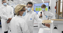 "Pfizer" izpilddirektors Alberts Burla (centrā) Eiropas Komisijas prezidentei Urzulai fon der Leienai izrāda "Pfizer" ražotni Beļģijā viņas oficiālās vizītes laikā 2021. gada 23. aprīlī.
