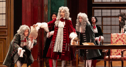 Diemžēl operas režisors Makss Emanuels Cenčičs uz skatuves uzlika statiskus cilvēkus, kas labi dzied (un tieši šis princips savulaik noveda līdz baroka operas krīzei, kur izrāde pārvērtās par "koncertu kostīmos").