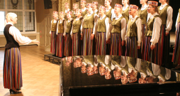 X Latvijas skolu jaunatnes dziesmu un deju svētku koru fināla konkursā 2010. gadā sacentās 76 kori.