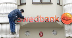 Ar grozījumiem Kredītiestāžu likumā lielākajām komercbankām izvirzītas jaunas prasības arī uz filiālēm Latvijas reģionos. Bankām dots laiks līdz 2026. gada 1. janvārim sagatavoties pilnīgai visu prasību izpildei. Taču neesot gaidāms, ka katrā mazpilsētā būs pastāvīga bankas filiāle, kas strādās piecas dienas nedēļā.