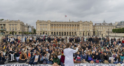 Protesta akcija pret asistētās pašnāvības likumprojektu Konkordijas laukumā Parīzē 27. maijā.
