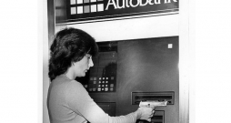 "Autobanka" jeb bankomāts Rietumos 20. gs. 80. gados.
