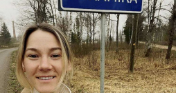 "Mana darbnīca atrodas īpašā vietā – bijušajā Padures ķieģeļu un keramikas fabrikā, ciemā "Keramika", netālu no Kuldīgas," teic Amanda Lutere, flīžu zīmola "AmaNORD" izveidotāja.