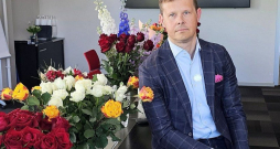 Pagājšnedēļ Rīgas Austrumu klīniskās universitātes slimnīcas valdes priekšsēdētāja Normunda Staņēviča pēdējā darbadienā daudzi darbinieki izteikuši viņam pateicību ar ziediem.