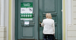 Pašvaldību vēlēšanu iepriekšējā balsošana 75. vēlēšanu iecirknī Rīgas valsts 1. ģimnāzijā.