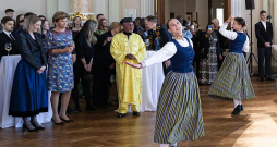 Pieņemšanā par godu Āfrikas valstu forumam 11. maijā Latvijas Valsts mākslas muzeja telpās Rīgā gan dejoja latviešu tautas dejas, gan skanēja Āfrikas ritmi. No kreisās priekšplānā – Latvijas kultūras ministre Agnese Lāce, ārlietu ministre Baiba Braže. Ugandas ārlietu ministrs Odongo Džedžu Abubaharu - vidū dzeltenajā tērpā.