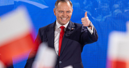 Polijas prezidenta vēlēšanu uzvarētājs Karols Navrockis solījis "nepieļaut pilnīgu Donalda Tuska varu".