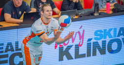 Renārs Jansons Čehijas volejbola ekstralīgas finālspēlē gatavojas izpildīt servi.