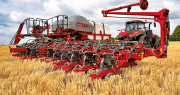 'Case IH' kombains testēšanas gaitā.