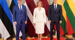 Igaunijas premjerministrs Kristens Mihals (no kreisās), Ministru prezidente Evika Siliņa un Lietuvas premjerministrs Gintauts Palucks.