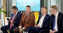 Sarakstu līderi Rīgas domes vēlēšanām: Vilnis Ķirsis ("JV") (no labās), Māris Sprindžuks ("AS"), Edvards Ratnieks (NA), Ainārs Šlesers ("LPV") pirmsvēlēšanu debatēs sēž blakus, bet kādās kombinācijās partijas darbosies pēc vēlēšanām, pašlaik paredzēt grūti. To apliecina arī izvairīgās atbildes par šo tēmu.