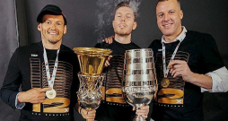Gatis Jahovičs (no labās) kūpina uzvarētāju cigārus ar Dairi Bertānu (vidū) un Jāni Blūmu. Jahovičam "VEF Rīgas" prezidenta krēslā šis ir piektais Latvijas čempionu tituls, bet savulaik kā spēlētājs viņš ar "Vefiņu" uzvarēja trīs reizes.