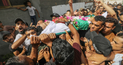 Palestīnieši sēro par jauna vīrieti, kuru 2023. gada 20. septembrī Gazas joslas dienvidos nogalināja Izraēlas spēki.