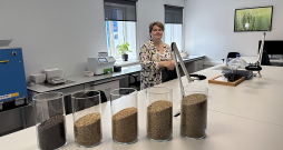 Iecavas sēklu rūpnīcas laboratorijas vadītāja Monta Strazdiņa ar graudu paraugiem.